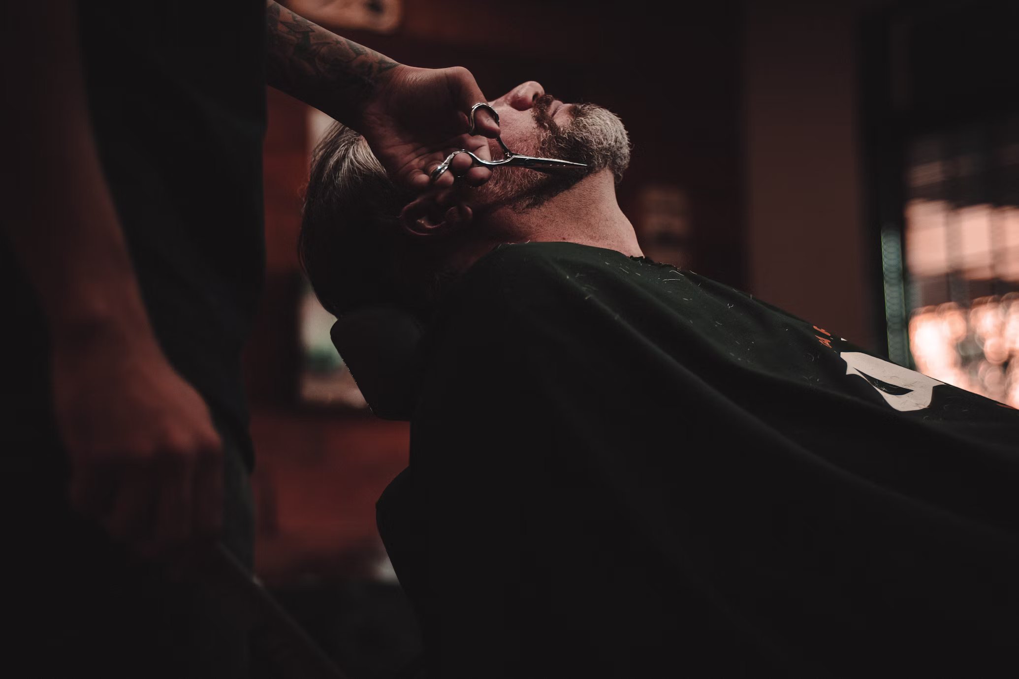 Barbero cortando el pelo a un cliente en The Man Perruquers